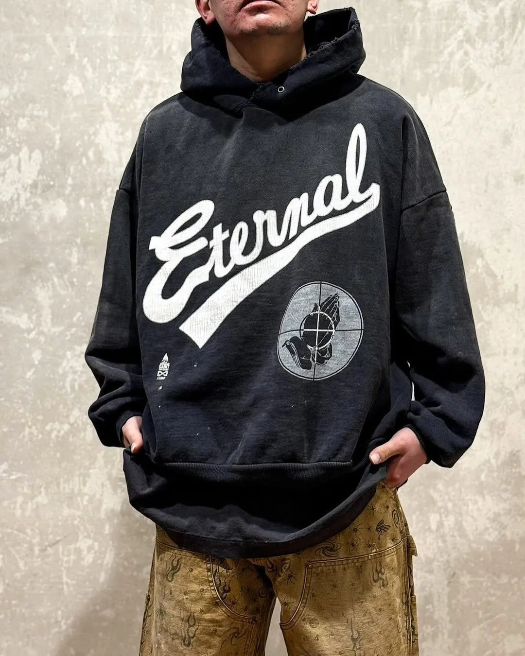 SAINT Mxxxxxx × FEAR OF GOD FG_HOODIE/SNT OF GOD/BLK FOG joint model ETERNAL praying crosshair distressed hoodie. Washed black S-XL. This season's popular super popular joint model. The original version is the same. Thin spring and summer fabrics. The upper body is comfortable. The BOXY version of the short fat wide shoulder line. Fashion darling wears it with a high-end feel. Heavy washing and water fading technology. The horse is repositioned. Excessive wear and damage graffiti treatment. Correct version FOG joint main mark/wash mark/little angel mark